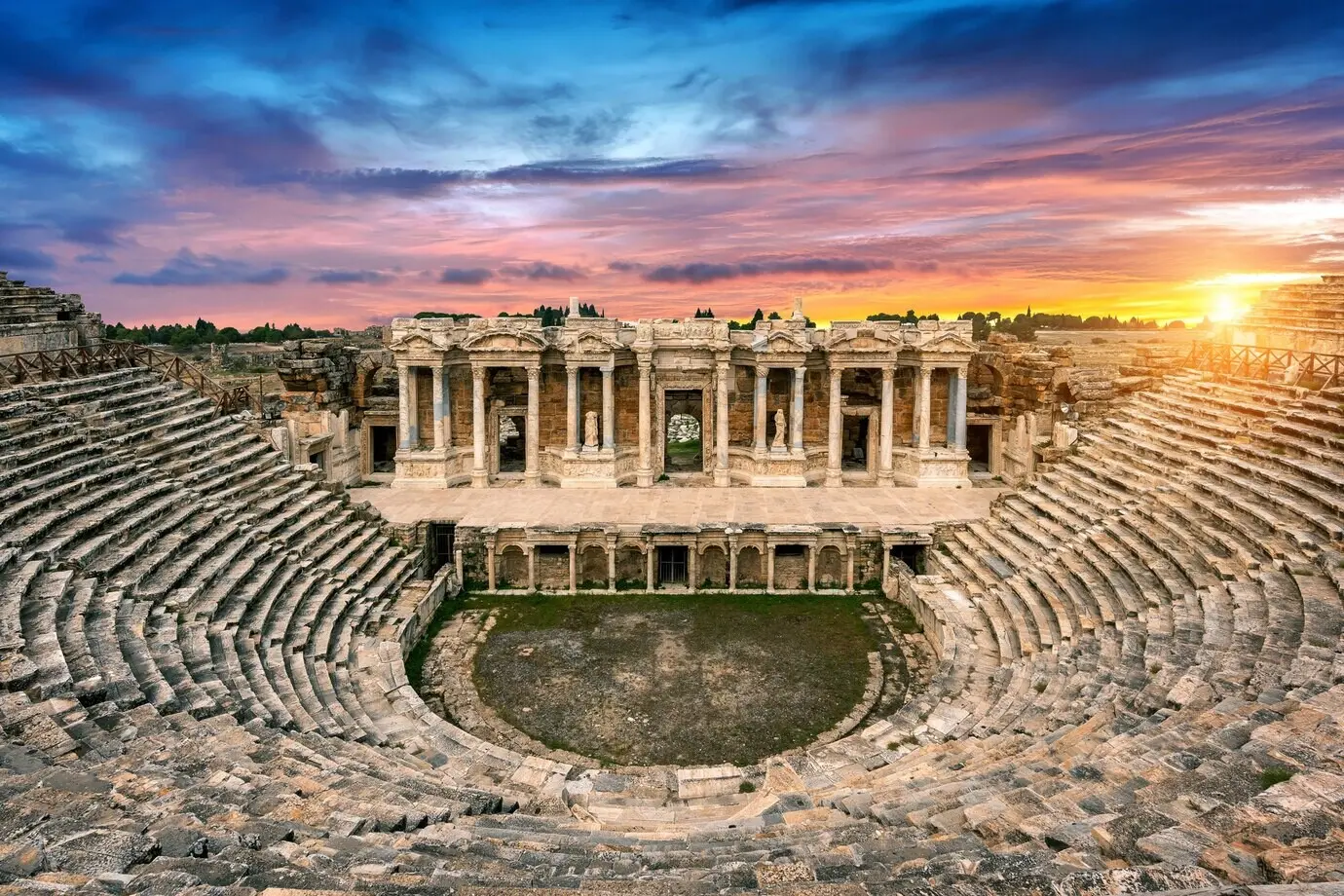 Das Amphitheater der antiken Stadt Hierapolis bei Sonnenuntergang in Pamukkale in der Türkei.